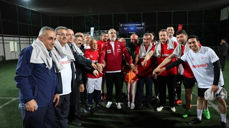 gunes_coskun's tweet photo. Kamu işvereni ile kol kola olan sarısen memuru sattı!!! 

#MemurMaaştaFarkYedi https://t.co/82dzZHe85e