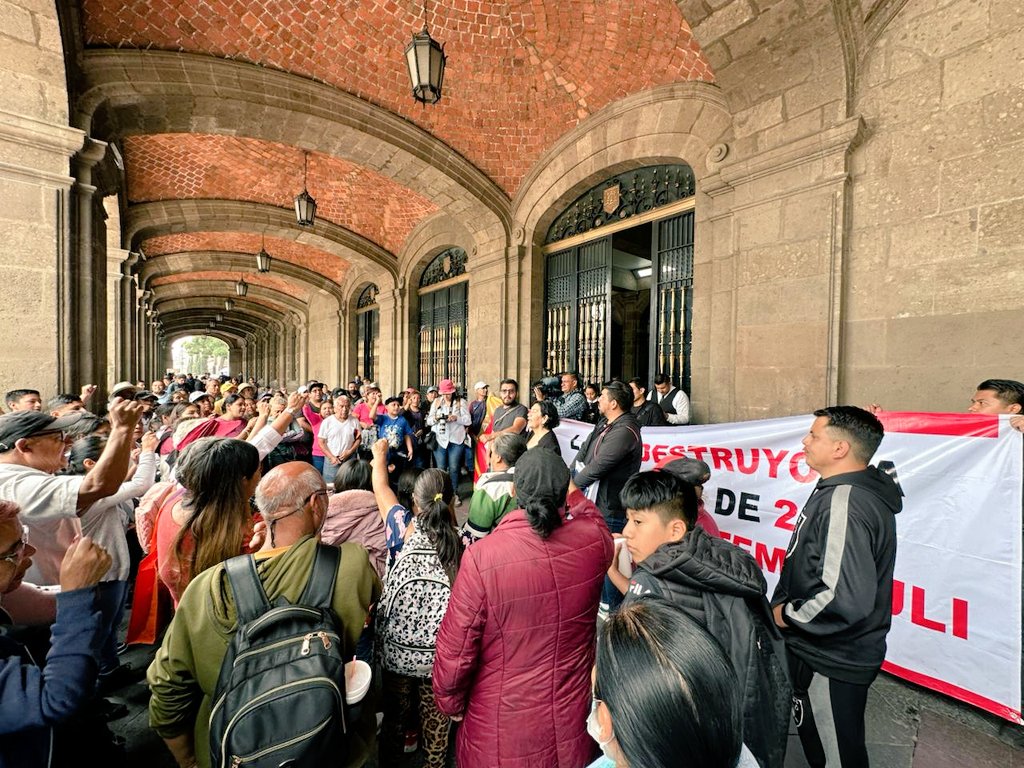 #ultimomomento <a href="/AntorchaCDMX/">Antorcha CDMX</a> vecinos de Tláhuac bloquean accesos <a href="/GobCDMX/">Gobierno de la Ciudad de México</a> exigen autorice un proyecto de vivienda popular en la demarcación, el cual ha sido rechazado por la alcaldesa Berenice Hernández.