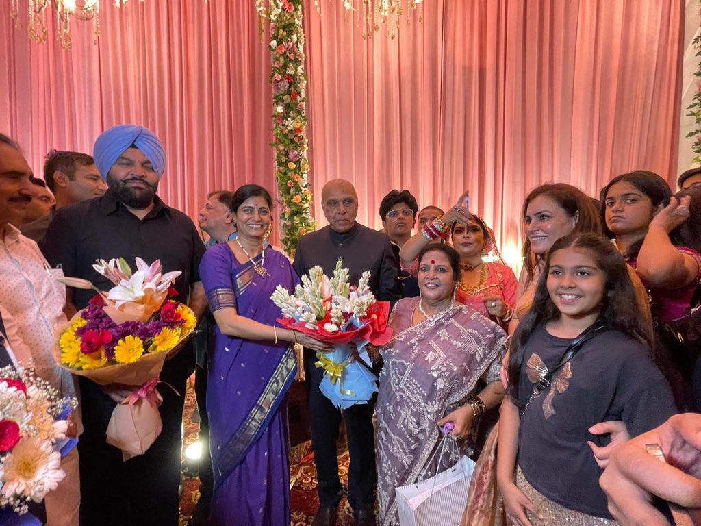 AnupriyaSPatel's tweet photo. आज मा॰ सांसद,सिद्धार्थनगर,उत्तर प्रदेश श्री जगदंबिका पाल जी एवं उनकी धर्मपत्नी के विवाह की 50वीं वर्षगांठ के शुभआयोजन में सम्मिलित होकर समस्त परिवार को अपनी हार्दिक शुभेच्छाएँ प्रेषित कीं।
आपका दोनों का यह अटूट बंधन और एक-दूसरे के प्रति समर्पण नई पीढ़ी के लिए प्रेरणादायक है।
@jagdambikapalmp