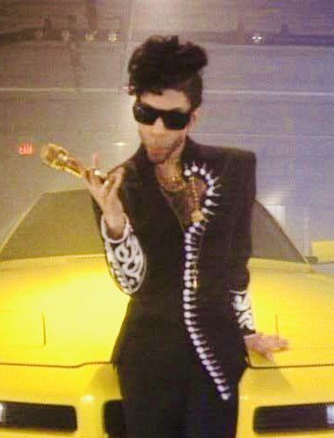 PRINCEのアルバム
「ダイアモンズアンドパールズ」
JoJo仗助のスタンド
「クレイジー・ダイヤモンド」

PRINCEのアルバム
「ゴールドエクスペリエンス」
JoJoジョルノのスタンド
「ゴールドエクスペリエンス」

ジョジョのモデルはプリンス