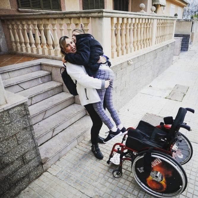 Esta imagen refleja la realidad de muchas madres cuidadoras de hijos/as con #discapacidad como yo, la falta de #accesibilidad e #inclusión excluye y llena de retos la vida del #cuidador.  

#YoCuido 
#SoyCuidadora