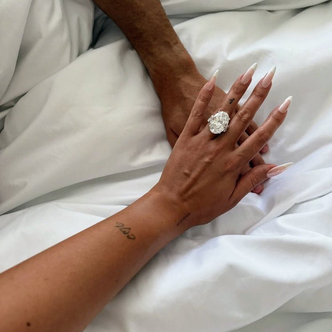 Congratulations to Cristiano Ronaldo and his partner Georgina, who have officially become engaged to marry. 💍