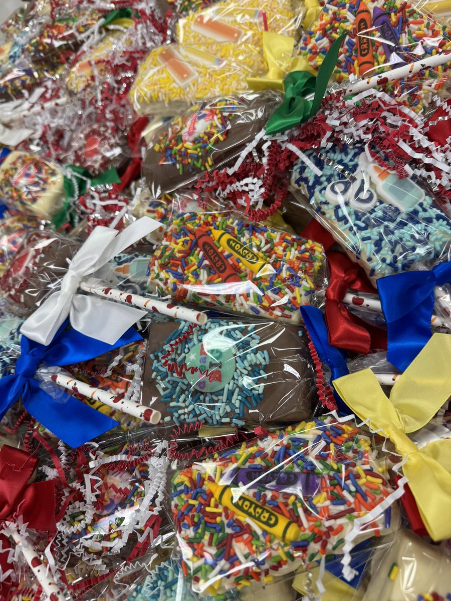 SadlerOCPS's tweet photo. First day staffulty treats loading … 🖍️💙 https://t.co/FH2ZnW7suT