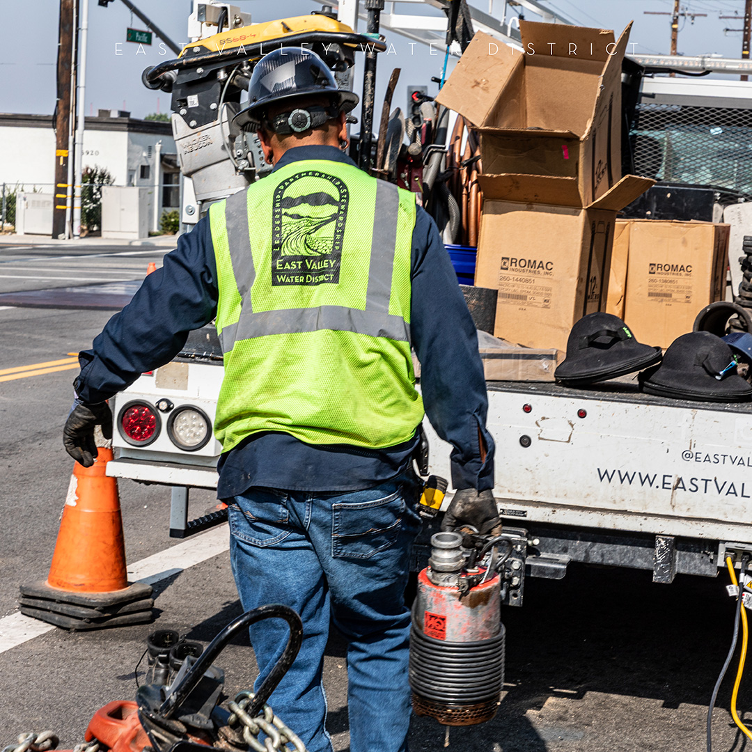 Happy Monday!

East Valley Water District crews are ready to seize the day and maintain the community’s water and wastewater system.💪💧
.
.
.
.
.
#EVWD #WeAreEVWD #CityofHighland #CityofSanBernardino