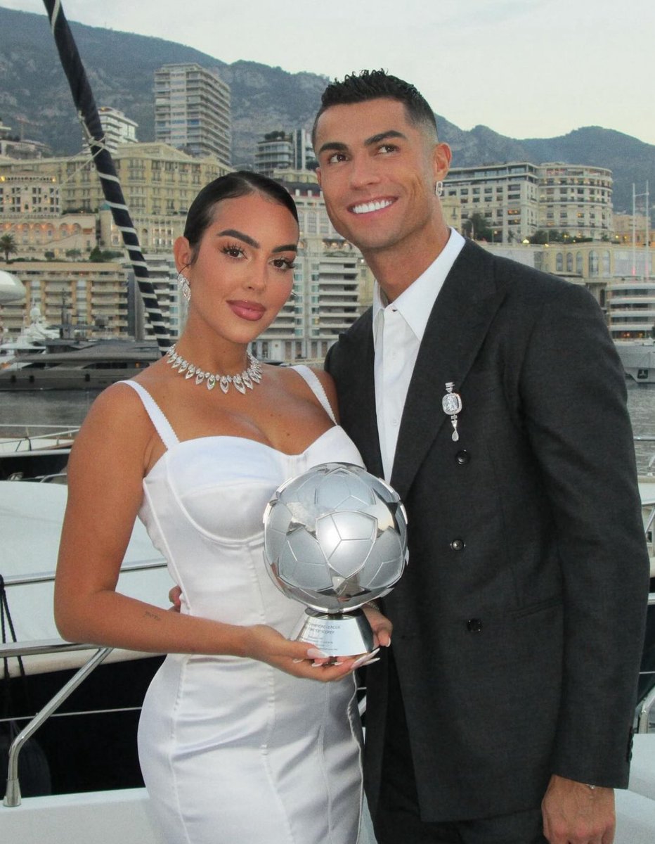 madrid_total2's tweet photo. 🚨 CRISTIANO RONALDO LE PROPUSO MATRIMONIO A GEORGINA RODRÍGUEZ.

NUESTRO ÍDOLO SE VA A CASAR. 🥹🥹🥹 https://t.co/DSKOne97qG