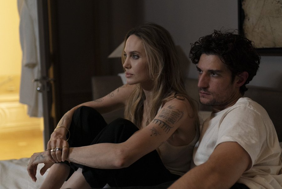 VisiodeCIne's tweet photo. Primera imagen de #AngelinaJolie y #LouisGarrel en #COUTURE de Alice Winocour, película que tendrá su estreno mundial en #TIFF 2025.  

Su historia sigue a una cineasta americano que llega a París para la Semana de la Moda en un viaje a vida o muerte. https://t.co/e4v6Lzceqq