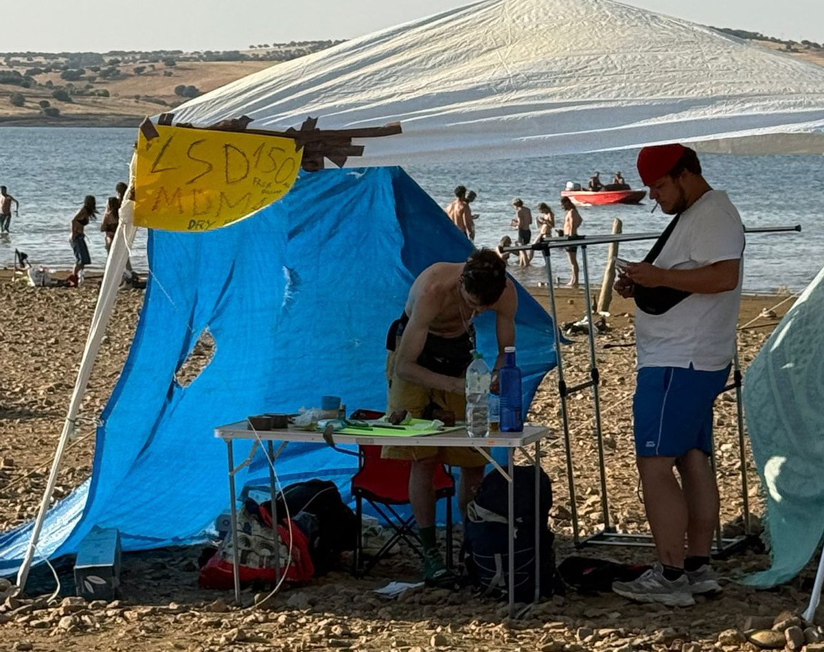 ibericosnuria's tweet photo. @FHHMHHIHH @lasexta @MVTARDE RAVE en Salvatierra de Tormes. Felices de la vida los vecinos. Porque este ruido 70 horas seguidas, y seguimos, es nuestra felicidad y descanso. 
Y como hacen gasto en el pueblo , estamos divinamente. Este es el gasto que hacen libremente. https://t.co/pdx9liD6Kg