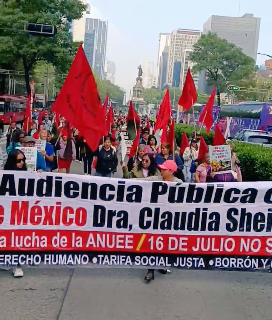 #UltimoMomento cerrado #EjeCentral por Integrantes de la Asamblea Nacional de Usuarios de Energía Eléctrica #ANUEE exigen borrón y cuenta nueva.