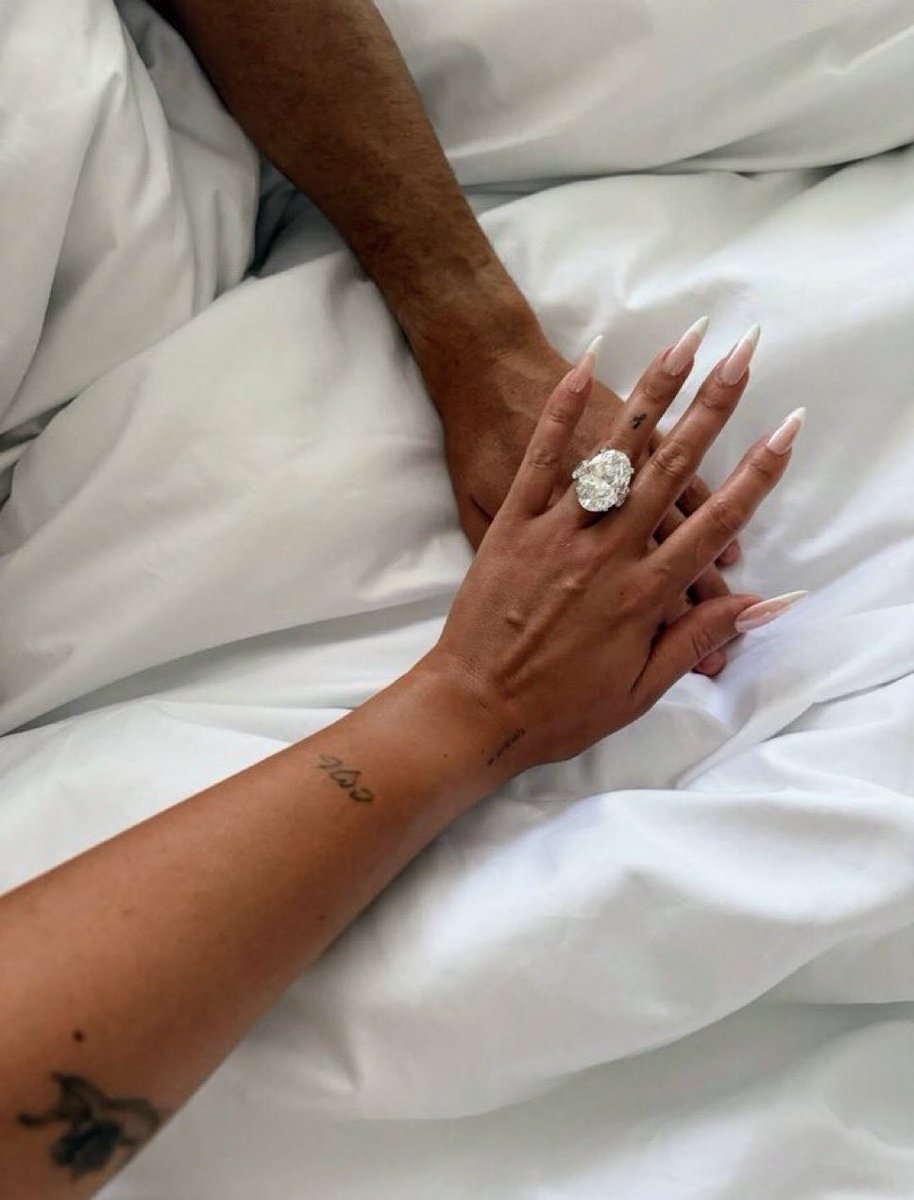 🚨 ALERTE !

CRISTIANO RONALDO A DEMANDÉ GEORGINA RODRÍGUEZ EN MARIAGE ET ILS SONT DÉSORMAIS FIANCÉS 💍

FÉLICITATIONS À EUX.