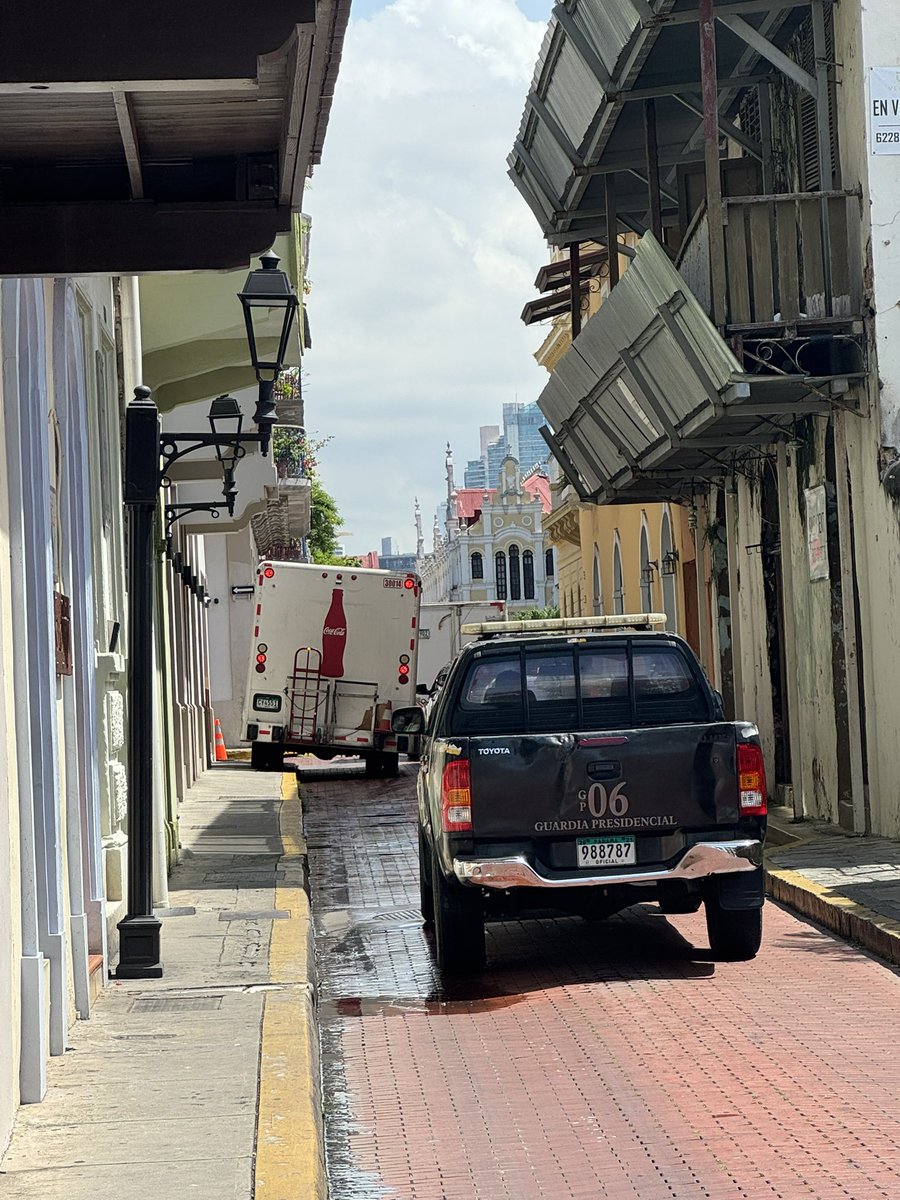 rrarias's tweet photo. Señores @OCApanama y @SPIPanama @ATTTPanama: ¿será que la gente de @AthanasiouPty tiene una dispensa para que sus proveedores no tengan que cumplir las normas básicas de tránsito? #CascoAntiguo https://t.co/EeruSbFTGV