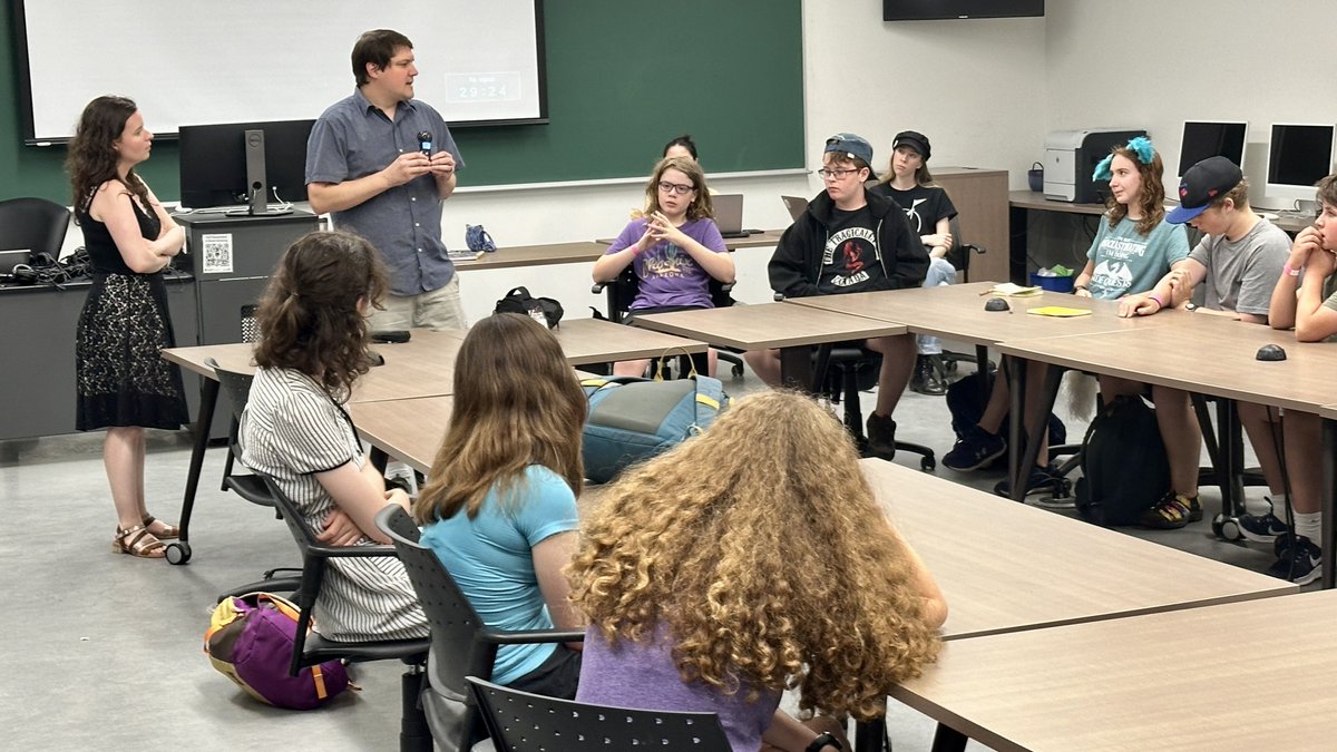 ProfAllan's tweet image. The podcast summer camp we&apos;re running this week @JSchool_CU is at full capacity, with a cohort doing podcast training with the amazing Caroline O&apos;Neill and David Sarazin in the morning while the afternoon podcast group does sports. I see a lot of future journalists in the room.