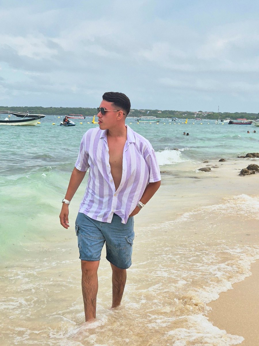 g_u_e_v_a_r_a__'s tweet image. I made you my world, have you heard? I can reclaim the land 🐬