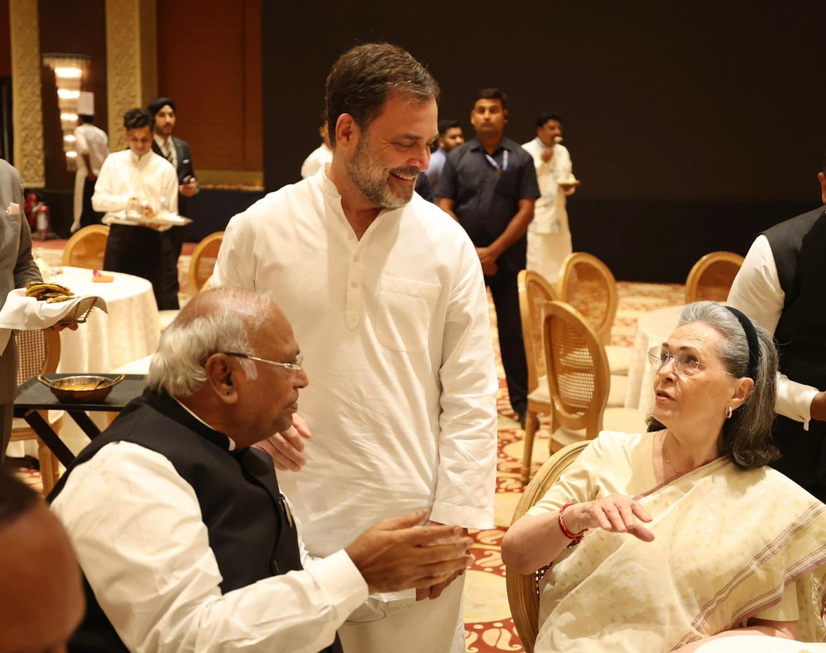aditytiwarilive's tweet image. दिल्ली में #INDIA गठबंधन का सियासी डिनर
कांग्रेस सांसद @RahulGandhi बने मेज़बान।
कांग्रेस अध्यक्ष मल्लिकार्जुन खरगे, सपा सांसद डिंपल यादव और आदित्य यादव की मौजूद रहे
#Politics #OppositionUnity #Delhi