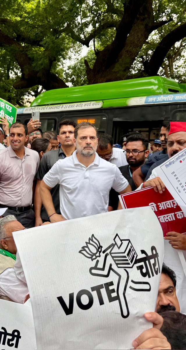 NayakRagini's tweet image. बंदे में है दम 👊🏻
वन्दे मातरम् 🇮🇳