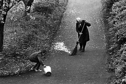 Bertrom's tweet image. Romualdas Rakauskas. 

Žydėjimas. 

1974-1984.

Practically all my work is “tenderness” and “blooming”. It’s all about one and the same thing. This is how you go through your whole life without much trouble, suffering or anger. My mission is to show a bright life.