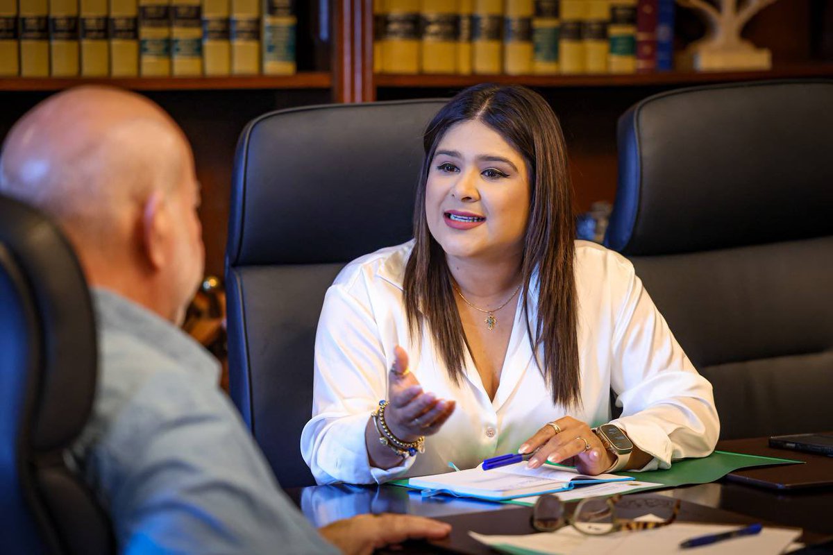 En reunión junto a la representante Tatiana Pérez Ramírez, quien preside la Comisión de Educación de la Cámara de Representantes, conversando sobre distintas iniciativas para fortalecer el sistema educativo y continuar promoviendo más alternativas para nuestros jóvenes.