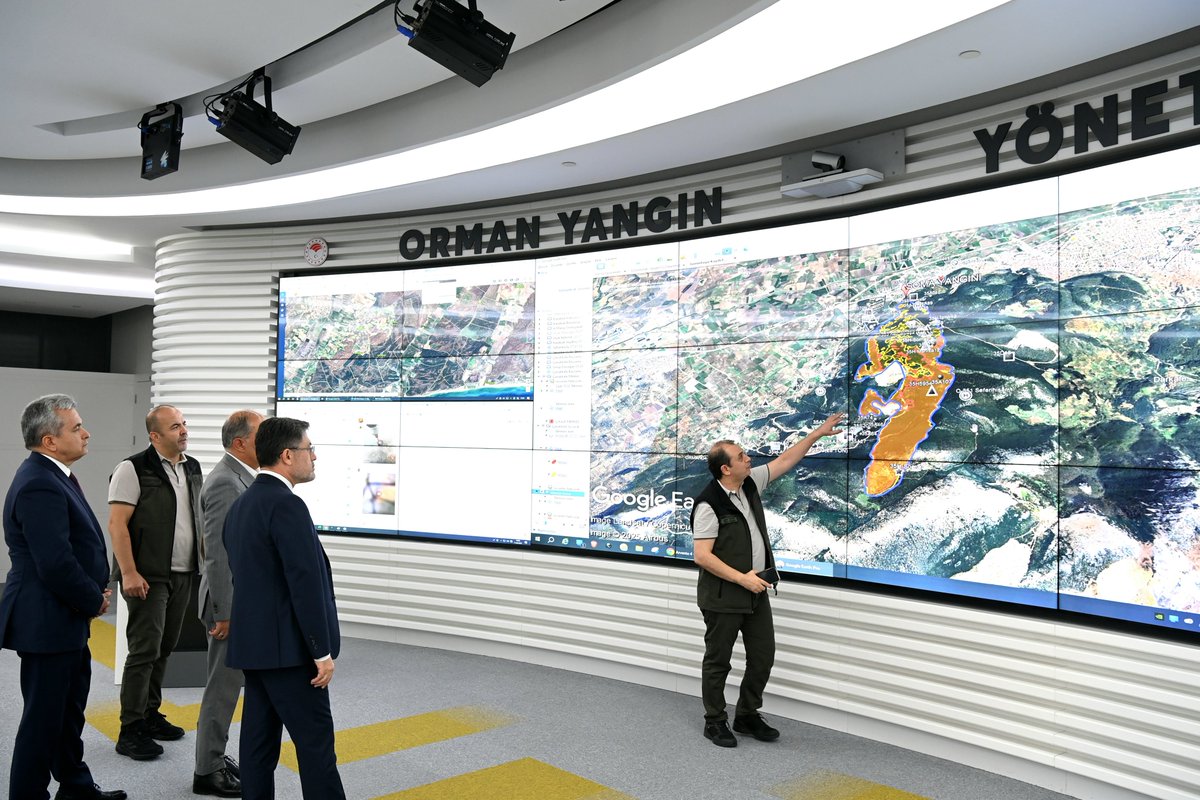 Kabine toplantımızın ardından ülkemizde devam eden orman yangınları hakkında mevcut durumu değerlendirmek üzere Yangın Yönetim Merkezimize geldik. 

Bugün ülkemizde çıkan 55 orman yangınının 45’ini tamamen kontrol altına aldık. 

Devam eden yangınlarda;

• Çanakkale / Ayvacık
•