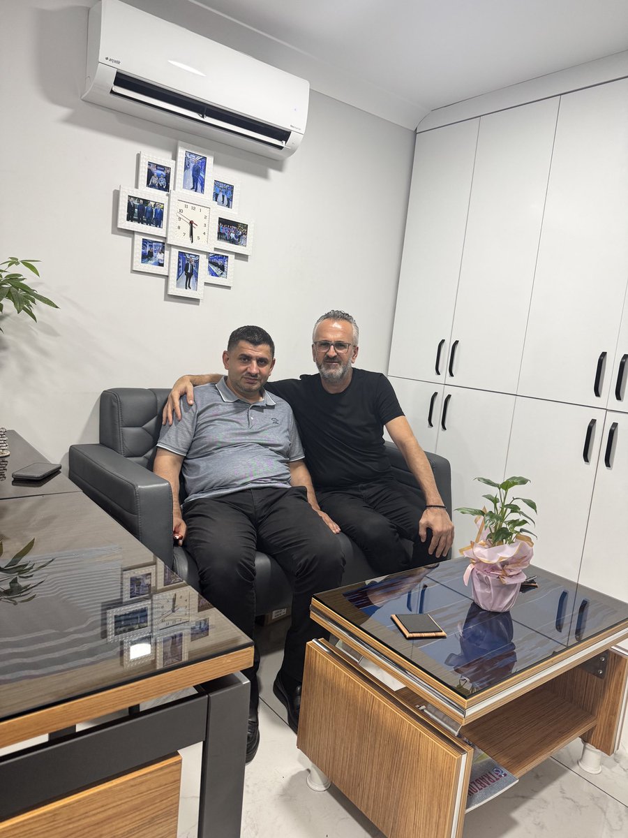 Ak Parti Teşkilat Başkan Yardımcısı,İstanbul Milletvekilimiz,çocukluk arkadaşım,semtimizin ve aynı zamanda sözde değil özde Milletin Vekili,sürekli sokakta,halkın içinde olan gönül insanı,gönlü,yüreği güzel insan <a href="/yahyacelik_/">YAHYA ÇELİK</a> vekilim ayağına yüreğine sağlık,şeref verdin.

🫶