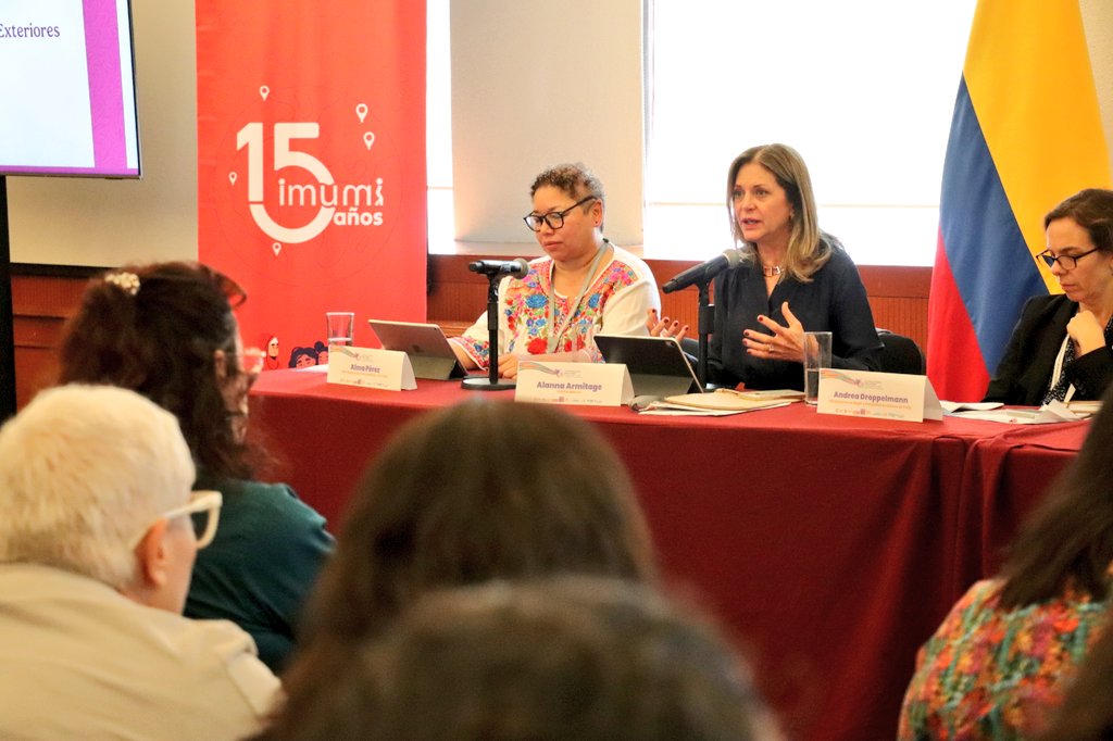 UNFPAMexico's tweet photo. 💬 "Las #MujeresEnMovilidad cuidan, protegen y sostienen a sus familias. Son las cuidadoras invisibles de la ruta migratoria. En @UNFPAMexico buscamos sumar a los esfuerzos colectivos, alianzas estratégicas a fin de construir una red de protección real y efectiva" @ArmitageUNFPA https://t.co/BYvQLq9pyp