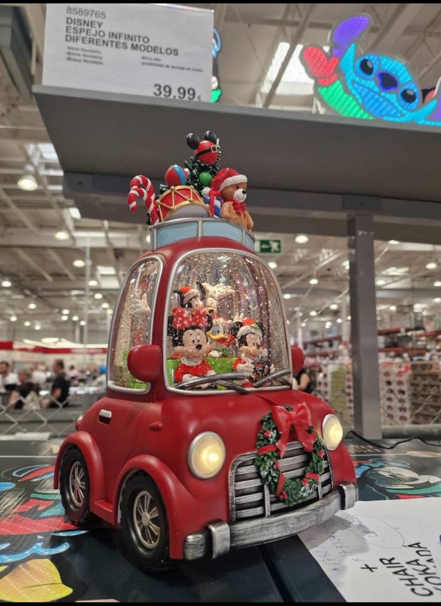 Y llegó el día . En plena ola de calor, un centro comercial ha abierto la carrera para la Navidad.