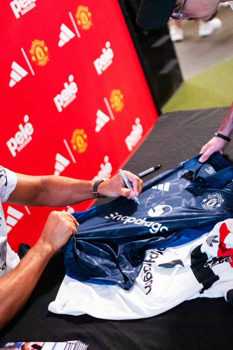 An unforgettable day at our Times Square store with the legend himself — Rio Ferdinand! From stories to selfies, fans got the chance to meet a true icon of the game. Thanks to everyone who came out and made it special! 🙌

#rioferdinad #adidasfootball #manunited