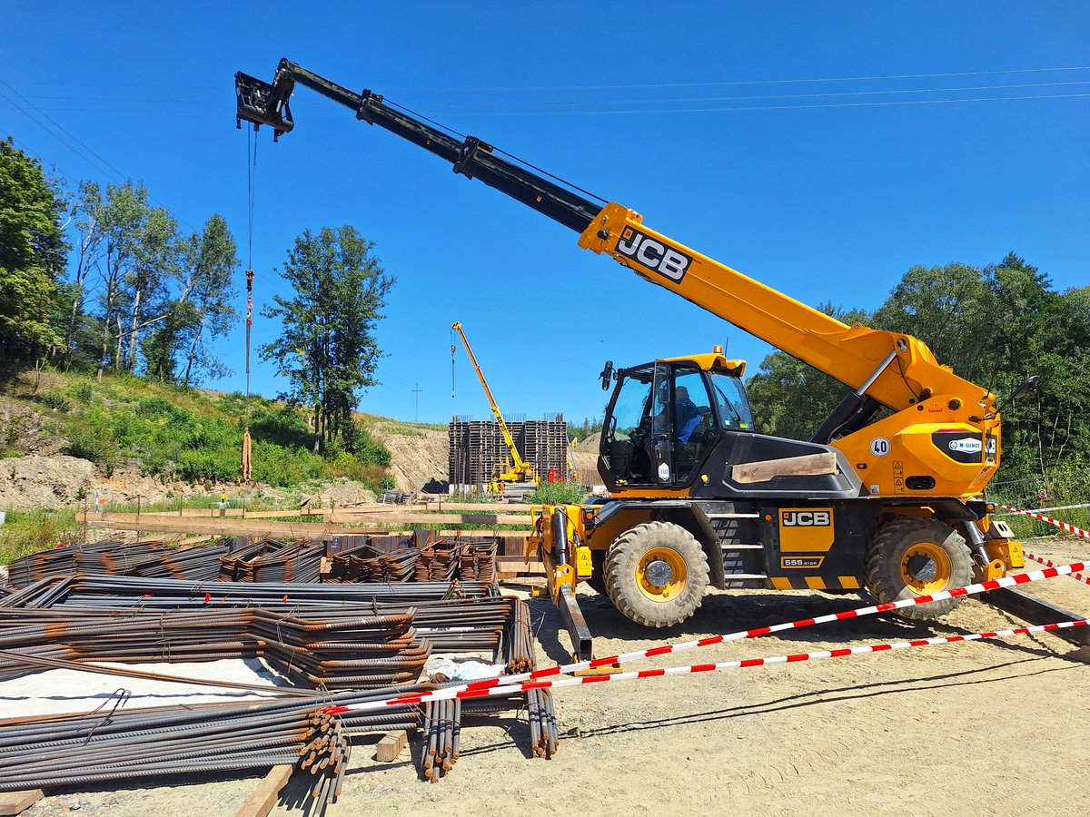 V Bruntále stavíme 4,5 km silnice I/45 (obchvat). Významným dílem bude 13 metrů vysoká a 220 metrů dlouhá estakáda, kde nyní vzniká spodní stavba. Jakmile začne nosná konstrukce, bude třeba posílit počet dělníků. Další zajímavosti z Bruntálu v reportáži: impuls.cz/regiony/moravs….