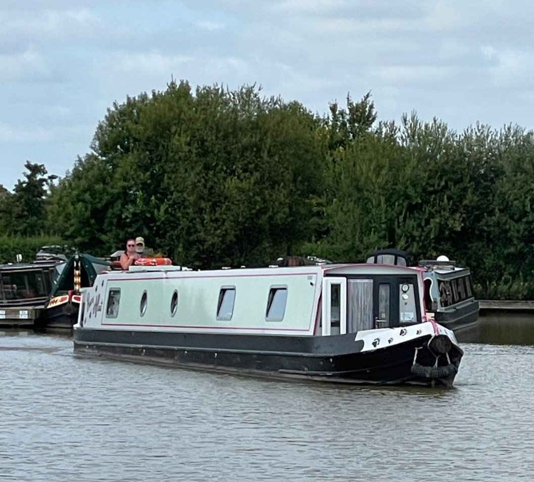 k8glassdesigns's tweet photo. Boating Mondays. So continuing our journey North along the #ShropshireUnion we saw geese playing 'I'm the King of the Castle' . Visited somewhere we can't tell you,  'cos it's secret #HackGreen did the slowest ever 'drive by' of #HunkDory and saw lovely scenery.  #BearsAfloat https://t.co/XFrABLAufA