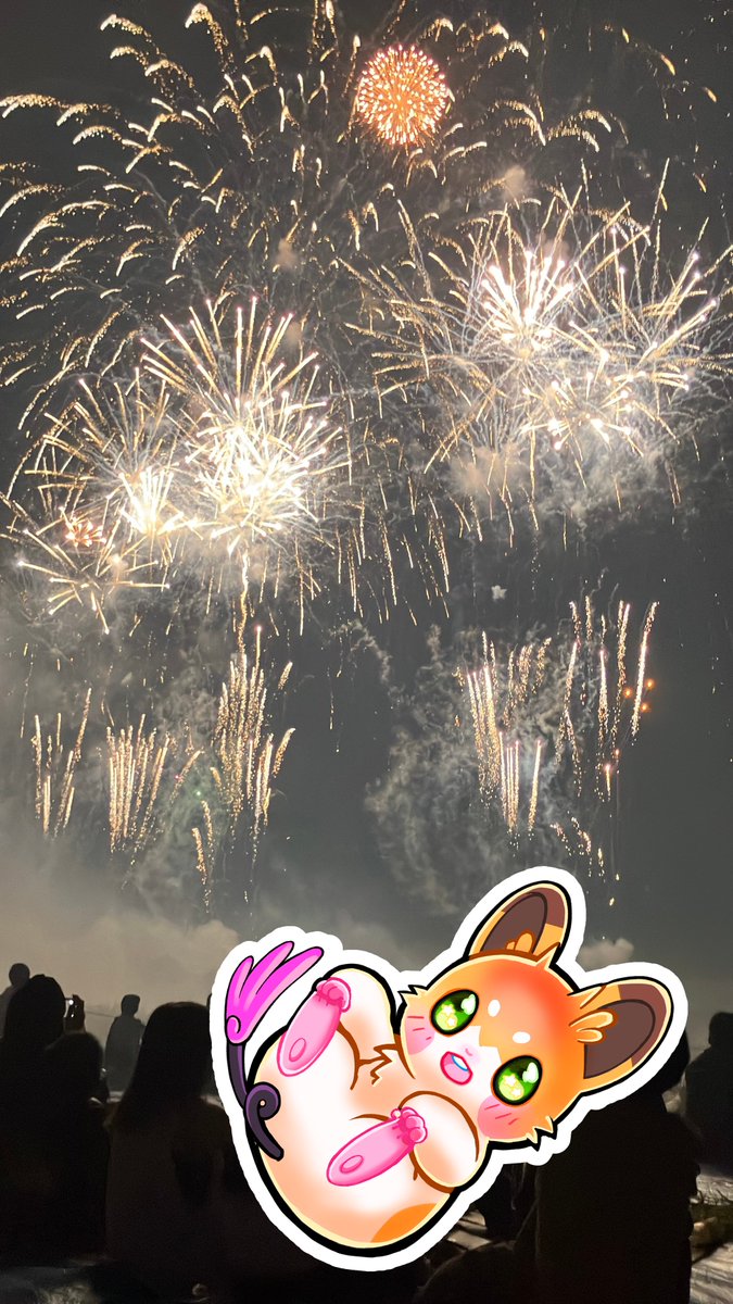 Hipachee's tweet photo. パチっとヒパチーのチームメンバーと一緒に福知山花火大会に行ってきましたー！
こんなに間近で観たのは初めてでとっても華やかでド迫力で！
もう言葉で言い表せないくらいすごく感動しました！✨
みんなと一緒に見上げた花火は一生の思い出です！！！
#福知山HANABI2025 #福知山花火大会 #ヒパチー https://t.co/3YYlX3oPoK