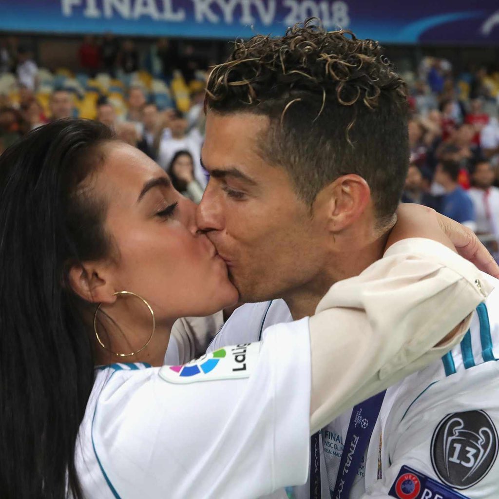 Congratulations to Cristiano Ronaldo and his partner Georgina, who have officially become engaged to marry. 💍 

Bamaze imyaka 9 babana! 

Uyu mu-Spanish yafashije KINUBI gutuza kabisa… 

Bahuye bwa mbere Georgina aro umucuruzi mu iduka i Madrid rya Gucci, KINUBI akinira Equipe