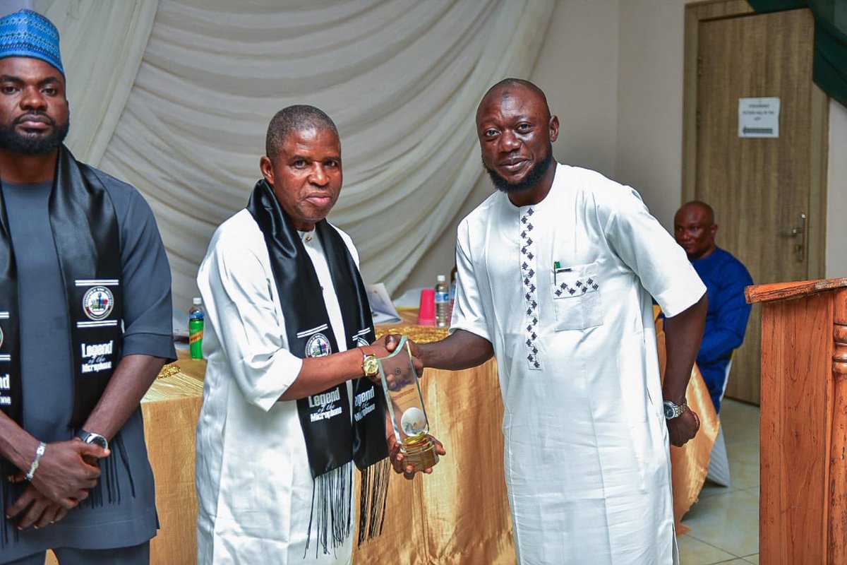 CephasDyako's tweet image. I chaired the occasion as Association of Benue Emcees(ABE) gathered to inaugurate their new Exco, honour outstanding members and raise funds for its development. 

I emphasized the importance of the collaboration that comes with consortiums and how it is for speedy growth.
#tai