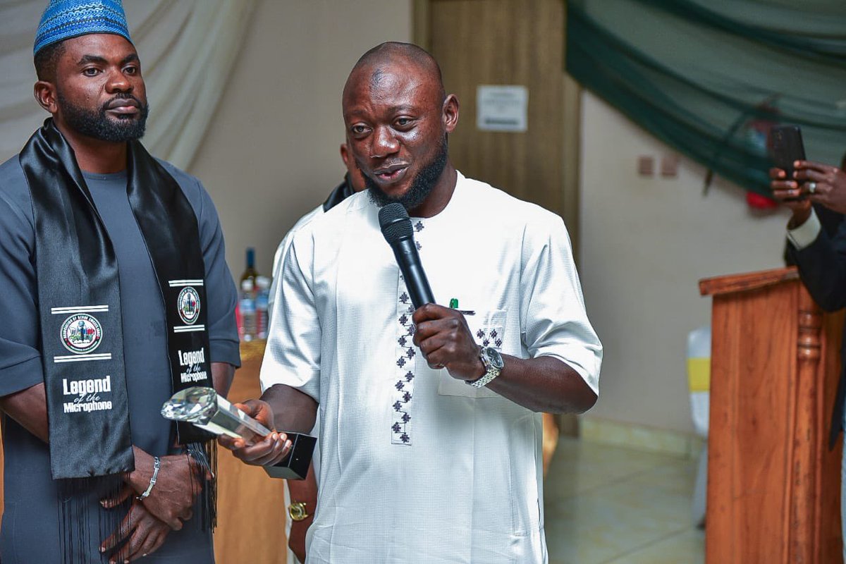 CephasDyako's tweet image. I chaired the occasion as Association of Benue Emcees(ABE) gathered to inaugurate their new Exco, honour outstanding members and raise funds for its development. 

I emphasized the importance of the collaboration that comes with consortiums and how it is for speedy growth.
#tai