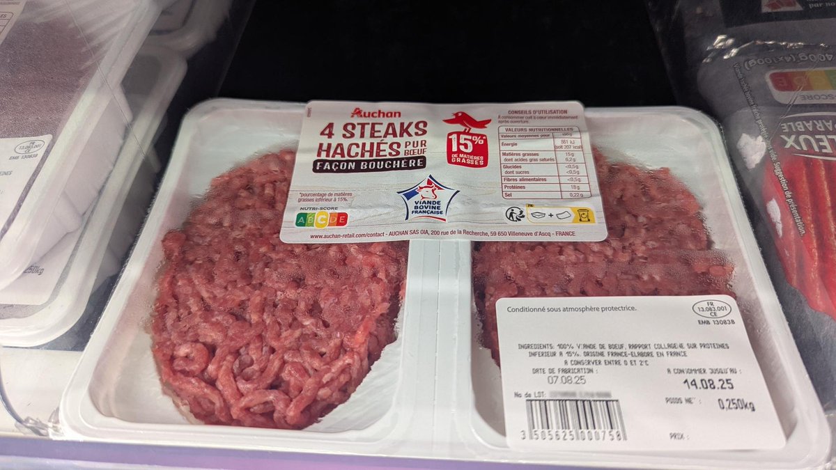 SuperBougnat's tweet photo. Coucou @AUCHAN_France !

Je me demandais pourquoi vos prix sont si souvent erronés en rayon.

Je comprends mieux en voyant que vous confondez 2 et 4 !

(On passera sur les frigos entre 4 et 5°C alors que l'étiquette indique "à conserver entre 0 et 2°C"). https://t.co/RFjhPzjTG3