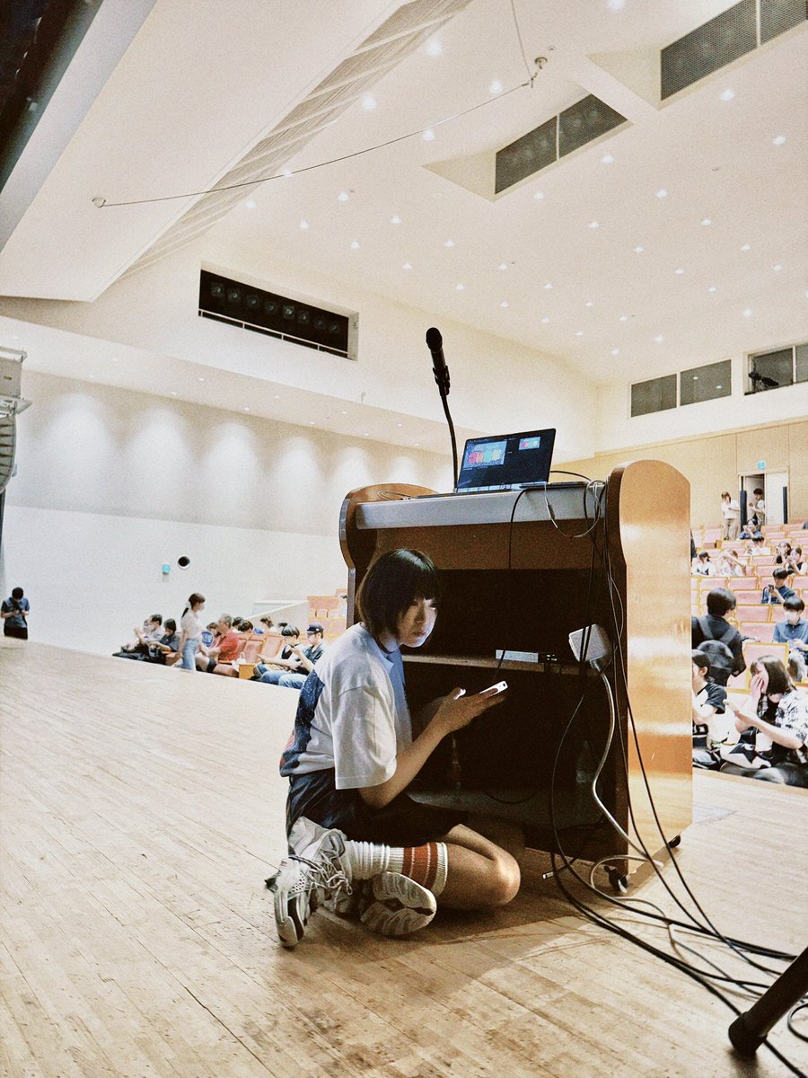 ayakanody's tweet photo. アナゴさんの学級新聞を共に書いていた小学校の同級生がYouTuberになってひたすら喋り続けて人々を魅了していた、すごすぎる。尊敬。音響照明任せてくれてありがとうー！久しぶりに青春を感じました。本当にお疲れさま！！！ https://t.co/fZZctQBTge