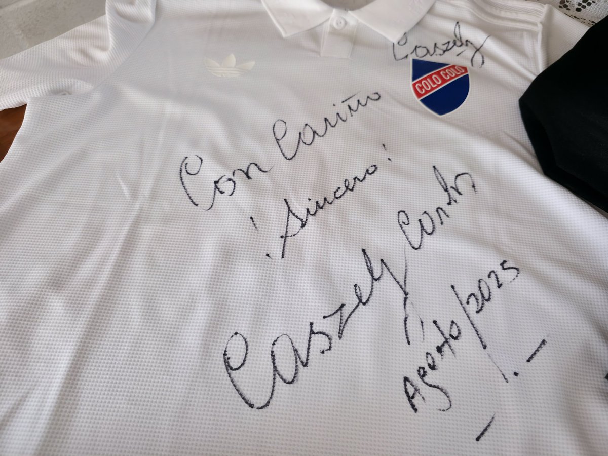 RutaDelHinchaCC's tweet photo. Tenemos nuevo premio de la #RifaRutaDelHincha 
La bella camiseta de nuestro idolo, Carlos Humberto Caszely Garrido.
Apoyenos por favor para seguir ayudando a los más necesitados. 
Sólo $1.000 cada número. 
Muchas gracias por los regalitos #AdidasCostanera https://t.co/fo8CahHEha