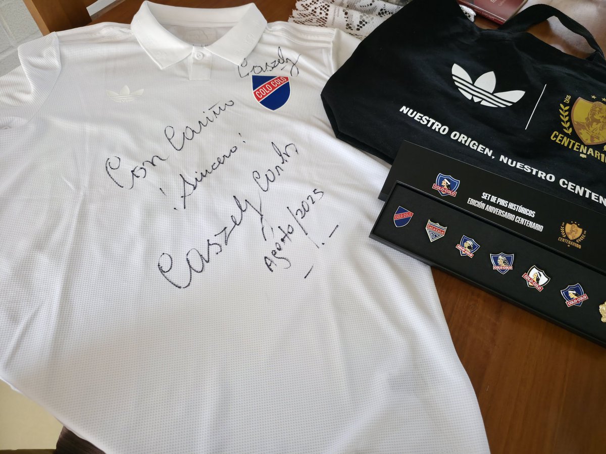 RutaDelHinchaCC's tweet photo. Tenemos nuevo premio de la #RifaRutaDelHincha 
La bella camiseta de nuestro idolo, Carlos Humberto Caszely Garrido.
Apoyenos por favor para seguir ayudando a los más necesitados. 
Sólo $1.000 cada número. 
Muchas gracias por los regalitos #AdidasCostanera https://t.co/fo8CahHEha