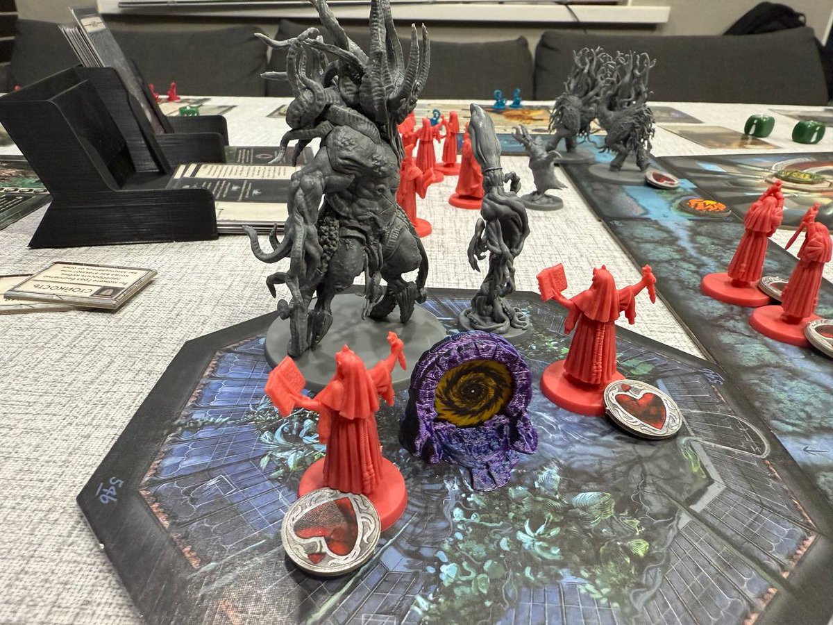 hellishsup's tweet image. Сыграли вчера на Др @Drammaturg в Ктулху Смерть может умереть и Лесной народец. В первый игравю второй раз и в этот трай настолка зашла мне больше, чем в прошлый, а вторая не впечатлила