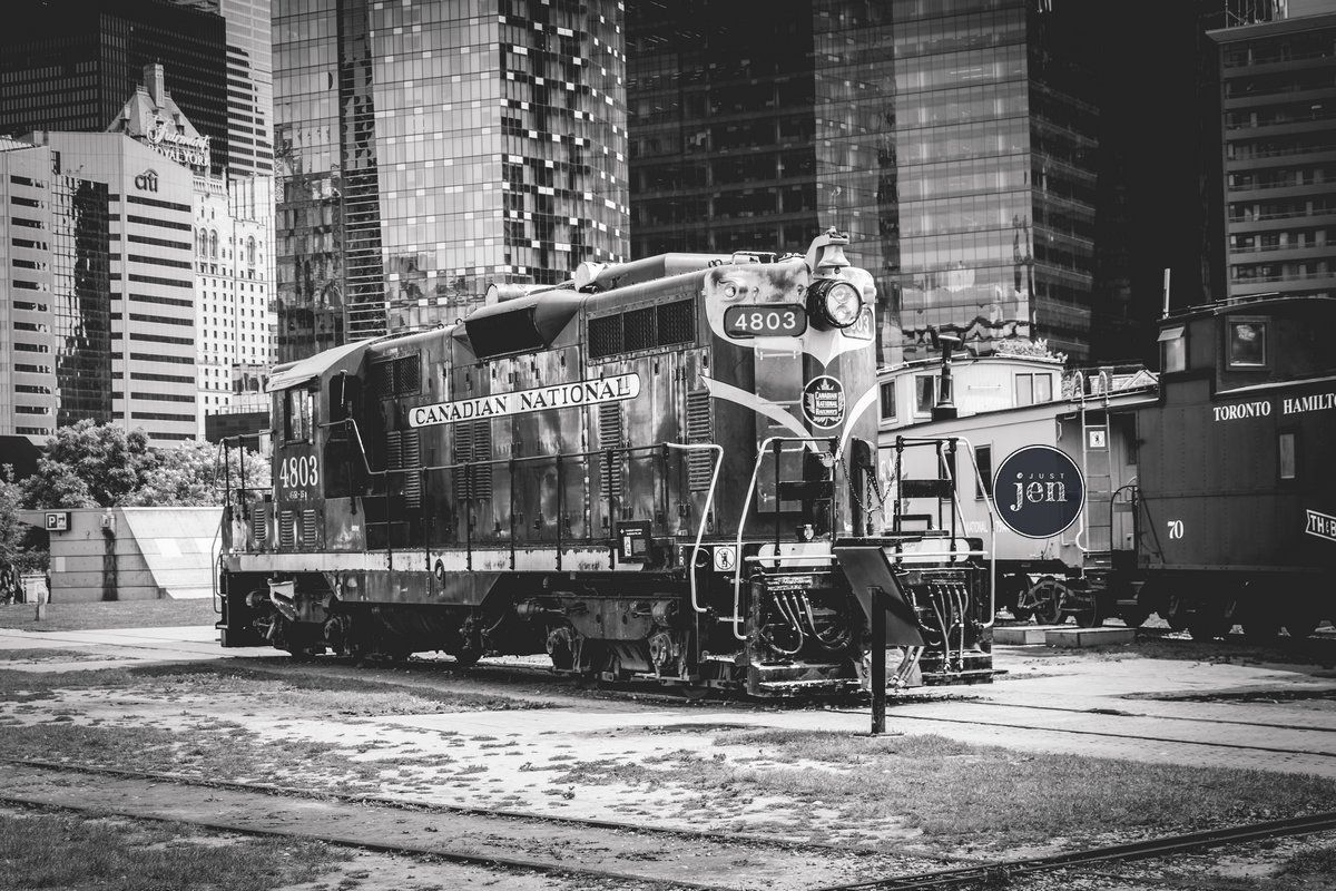 Jen_Beaul's tweet photo. This train doesn’t move anymore, but it still holds the weight of the tracks. Do you feel more at home in the past, or the present?
Digital files available if this one’s calling your name.

#jenjustshoots #RailwayContrast #OldSoulModernWorld #PhotographyThatFeels https://t.co/Rj45I2UMHO