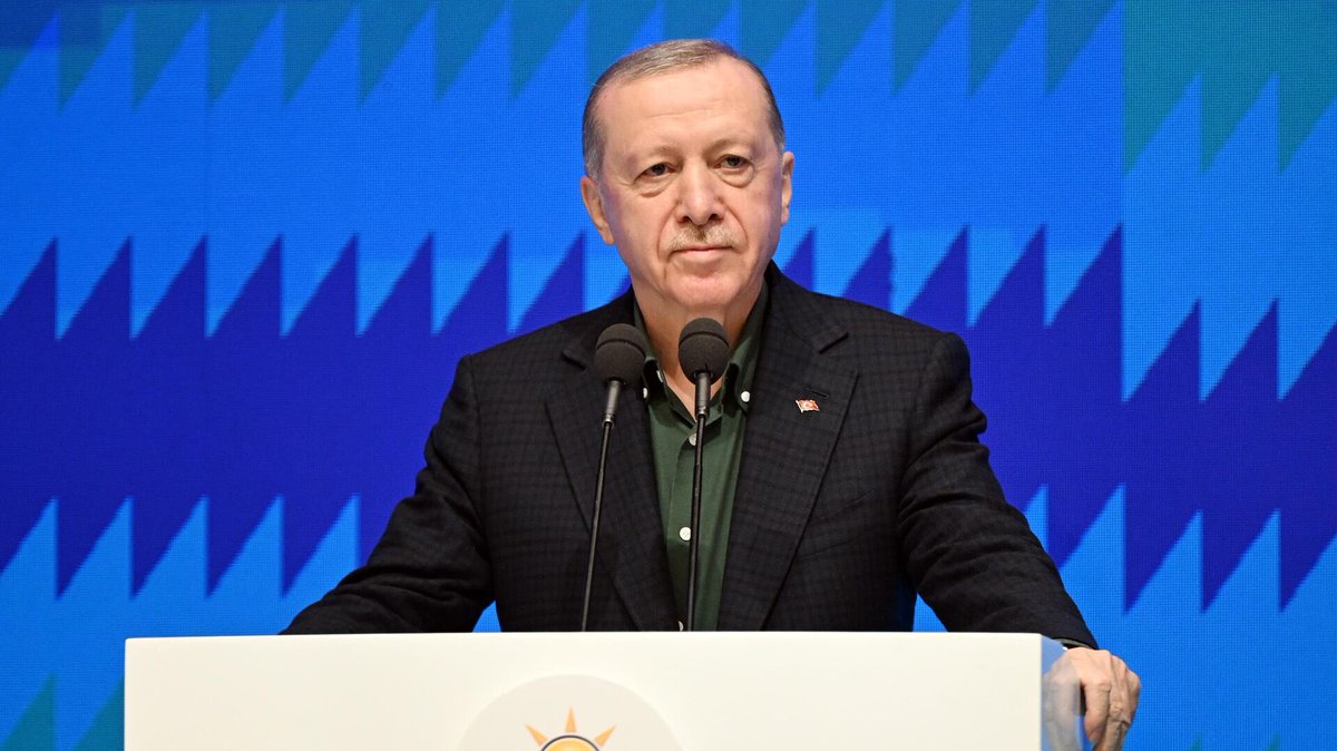 Cumhurbaşkanı Erdoğan’ın şu sözleri, yalnızca bir siyasi mesaj değil; Türkiye’nin jeopolitik iddiasının altını çizen stratejik bir beyan niteliğinde:

"Türkiye, farklı cephelerde gelecek asrını şekillendirecek çok çetin bir mücadele yürütmektedir. Biz buna Türkiye Yüzyılı'nın
