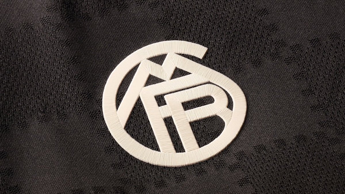 The new black FC Bayern 2025/26 third kit blends heritage and modern streetwear style. With retro 1920s logos, red‑green–off‑white accents, and the “Greetings from the Town Hall Balcony” hem label, it’s more than a kit — it’s a tribute to Marienplatz. ⚫️🔴

#bayernmunich