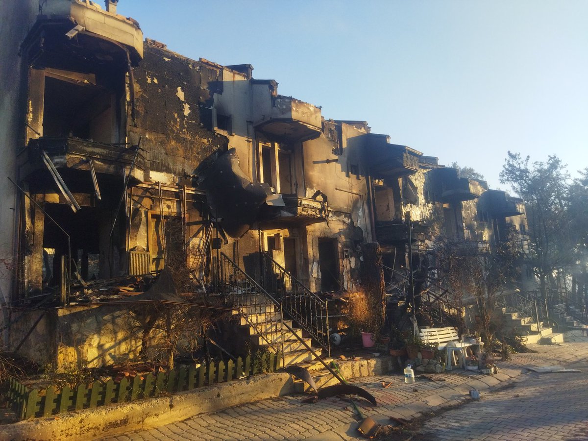 emineakbaa's tweet photo. İzmir-Çanakkale yolu kapalı
İntepe'de yangın sürerken Güzelyalı küle dönmüş

Dumandan nefes almak oldukça zor ama halk evini kendi korumaya çalıştığı için bekliyor.

Ülkenin dört bir yanı yanarken saraylarında saltanat sürenlerin saraylarını başına yıkacağız!

#ÇanakkaleYanıyor https://t.co/u9U9rk1KTc