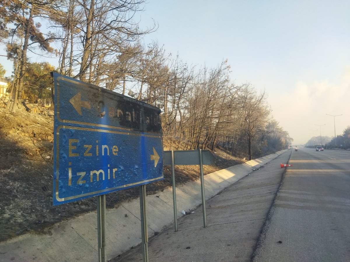 emineakbaa's tweet photo. İzmir-Çanakkale yolu kapalı
İntepe'de yangın sürerken Güzelyalı küle dönmüş

Dumandan nefes almak oldukça zor ama halk evini kendi korumaya çalıştığı için bekliyor.

Ülkenin dört bir yanı yanarken saraylarında saltanat sürenlerin saraylarını başına yıkacağız!

#ÇanakkaleYanıyor https://t.co/u9U9rk1KTc