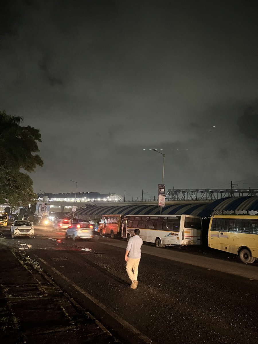Faisal05677161's tweet photo. Streetlights are not working from last 3 days please repair it asap. It can cause accidents location:Taloja phase1 sector 10,11 main road @NaviMumbaiNet @CIDCO_Ltd @TKC_Welfare https://t.co/NyAmHuzL24