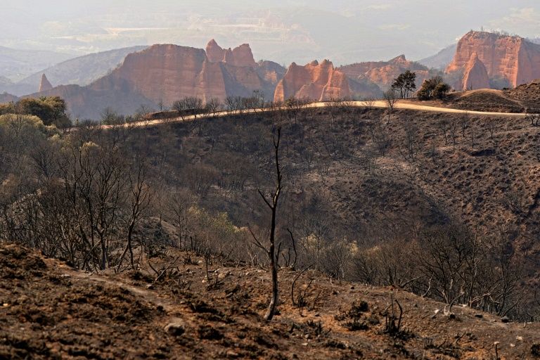 Las Médulas (Spain) (AFP) - A young boy died of heatstroke in Italy while wildfires threatened a UNESCO site in Spain and French cites saw record temperatures, as a heatwave baked Europe on Monday.The bit.ly/40Z6uEJ