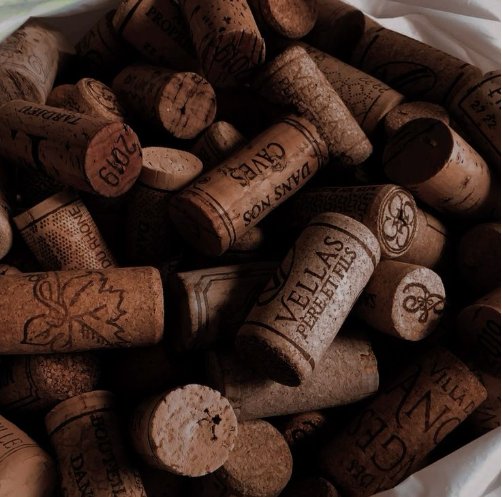 loreArcadiaRP's tweet photo. 𝟏𝟒. 𝐃𝐢𝐨𝐧𝐢𝐬𝐢𝐨. — Dios del vino, de la locura y de la fertilidad.

— Dueño de las mayores discotecas y locales de la Arcadia y del inframundo, vive en una fiesta constante.
— Vive entre la Arcadia y el inframundo.
— Especial afinidad con el kaos. https://t.co/ESYcM73uyP
