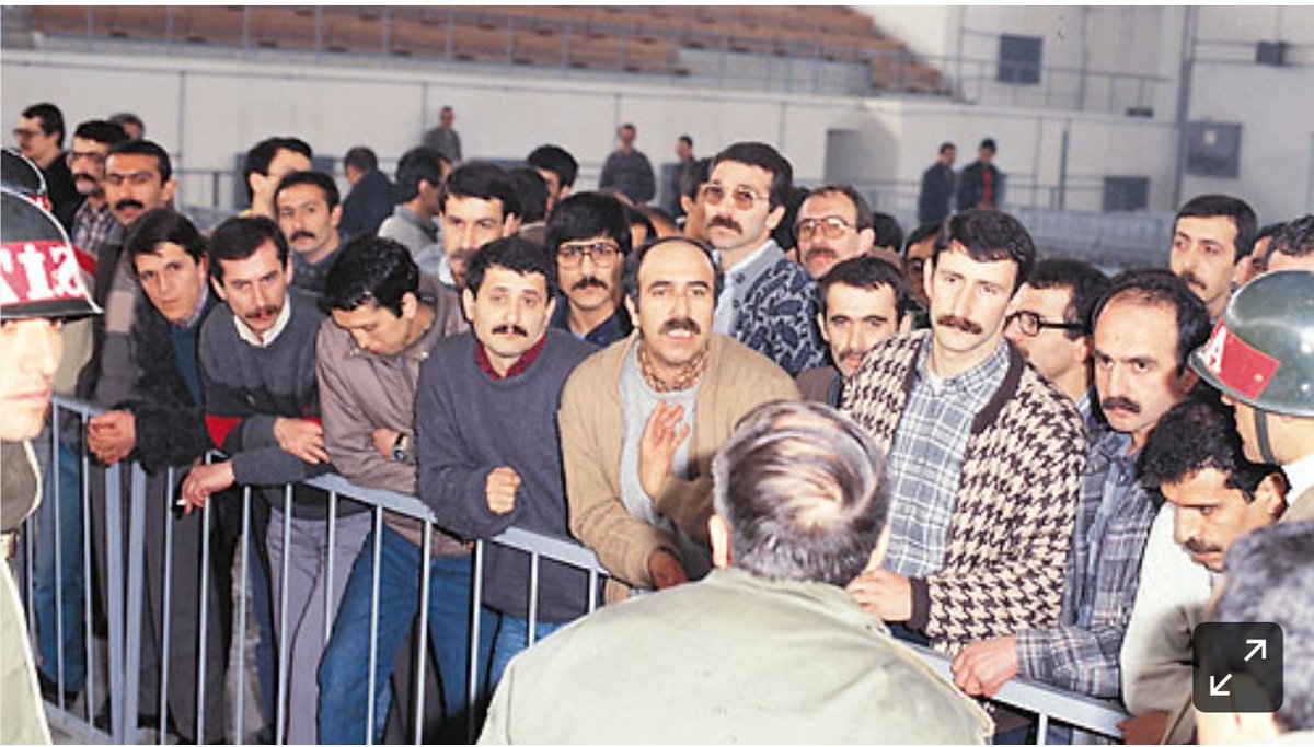 Sen yürürsün rüzgar yürür
Dallar eğilir
Yapraklar secde eder yürüyüşüne
Sular kabarıp dalgalanır
Köpüklü başlarıyla selamlar seni
Ve tanrılar kalır önünde
Ne beyler ne krallar
Seninle yazılır en büyük destan
En güzel tarih seninle başlar.

Adnan Yücel