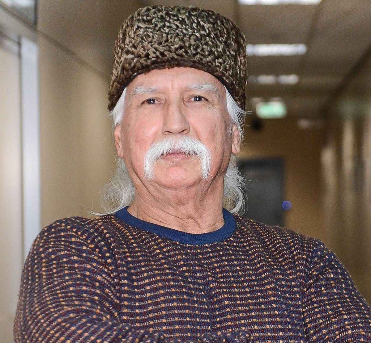 evde yangin ciktigini farkedip herkese haber vermisimdir