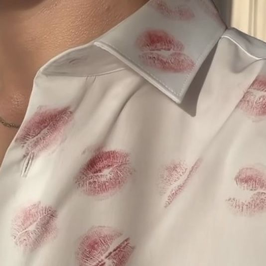 loreArcadiaRP's tweet photo. 𝟏𝟓. 𝐄𝐫𝐨𝐬. — Dios del amor, la atracción sexual y el deseo.

— Se ha modernizado,y ya no tira flechas ahora lleva “Cupix!” la aplicación de moda entre los solteros.
— Nunca se ha enamorado (irónico)
— Hijo de Afrodita, ella manda y él acata... Casi siempre.
— No lo enfades https://t.co/XvwNj0aNq7