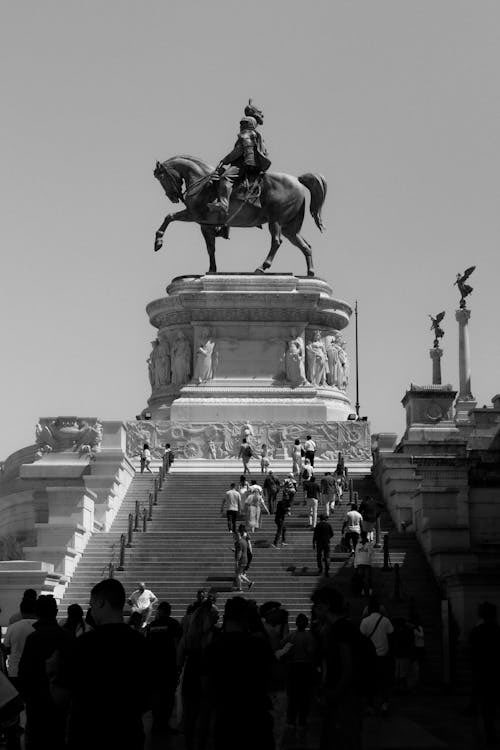 italyfunfacts's tweet photo. History
Who was the first king of a unified Italy in 1861?
A) Victor Emmanuel II B) Garibaldi C) Cavour D) Mazzini
#ItalianHistory #ItalianUnification #Risorgimento https://t.co/ppeNic2Kyb