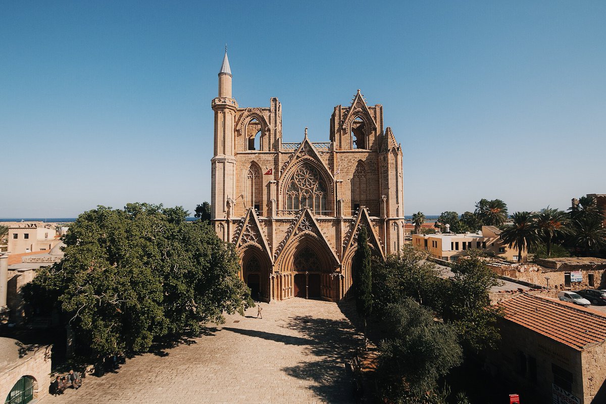 DanGamboaB's tweet photo. En medio de un país que casi nadie reconoce, existe una mezquita gótica. Esta es la Mezquita Lala Mustafa Pasha, en Famagusta. 

Aquí desde hace cuatro siglos se alza uno de los edificios más desconocidos y particulares de Europa. Uno que capaz no hayas oído.

Abro hilo.
🔽 https://t.co/gDAOl2uFEa
