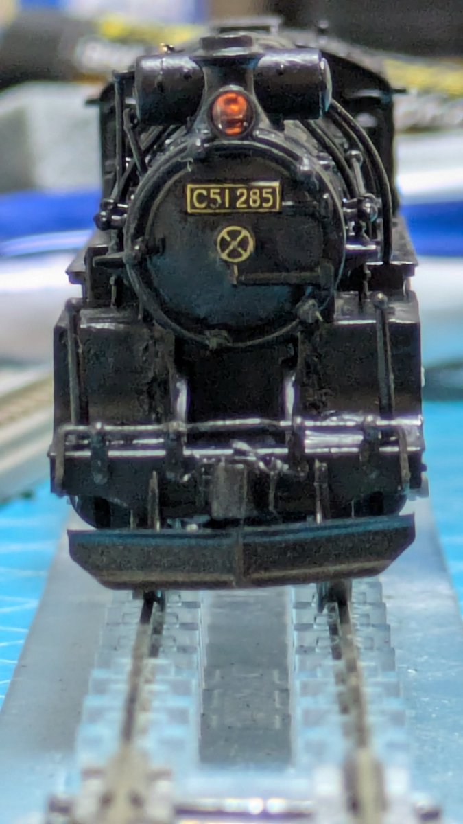 Suhafu32double's tweet photo. マイクロエース A6601
C51 285 本省式、入線。
ついにC51も3両目です。

元デフ付きだったものをベースに
デフなし化、ヘッドライトも交換、
スノープロウ装着、従台車及び
テンダー台車黒鉄色塗装。

ようやく求めていた「普通の」
C51が手に入りました。 https://t.co/Z9RccZpKH4